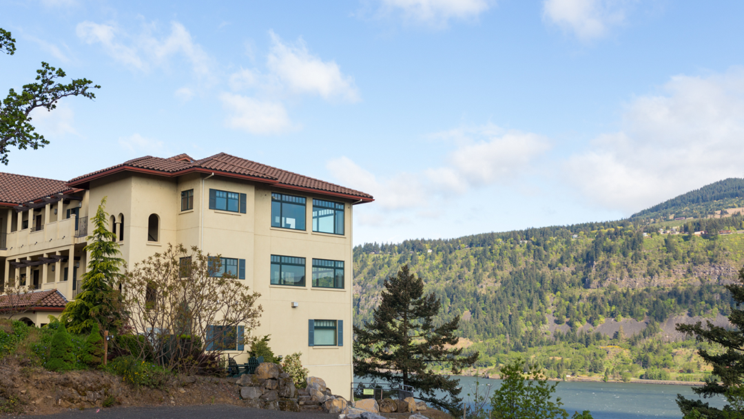 Columbia Cliff Villas