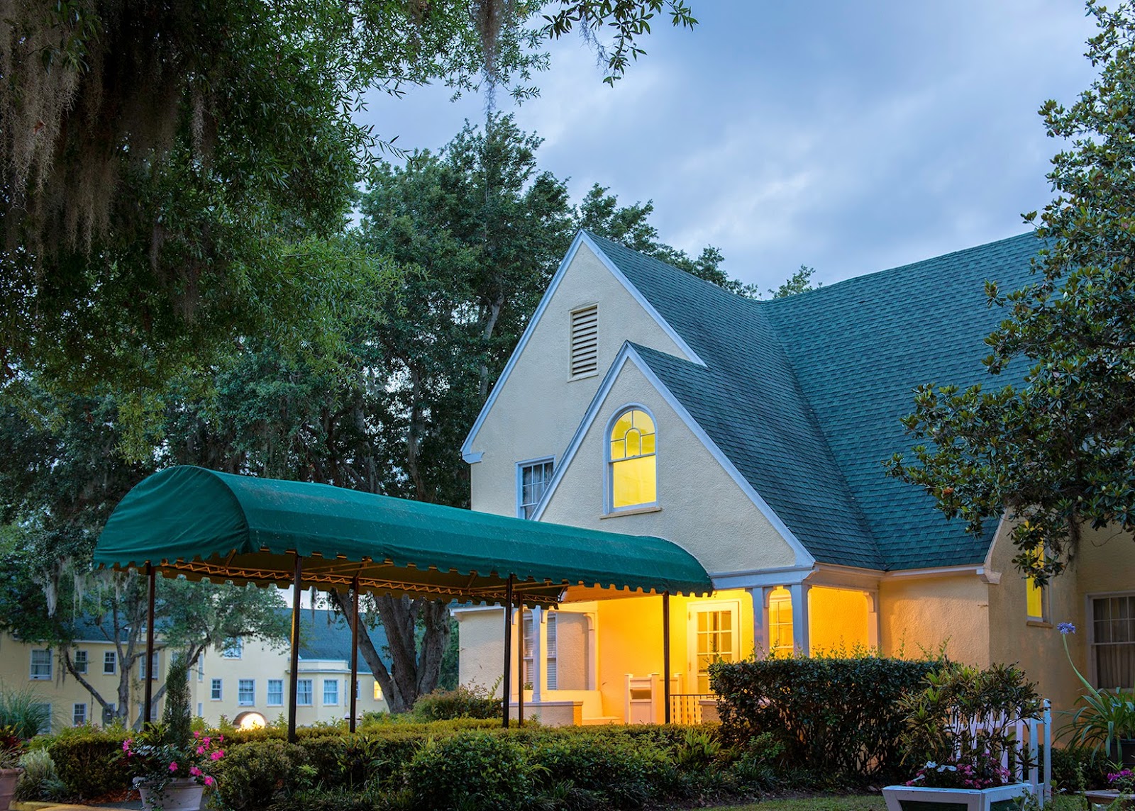Lakeside Inn