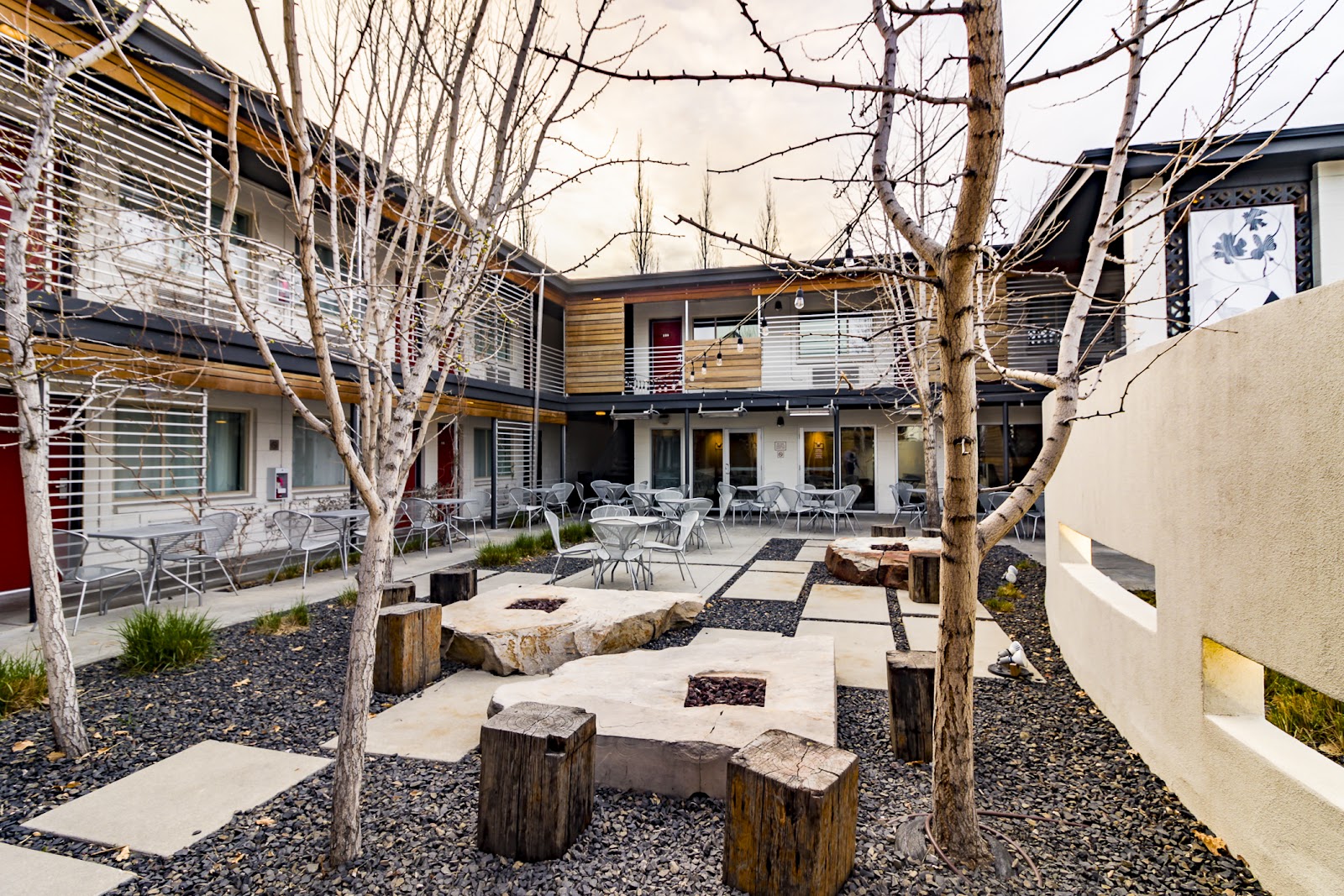 Modern Hotel & Bar